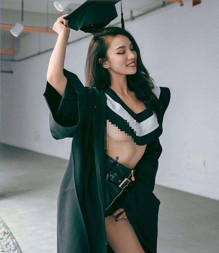 Trên trang cá nhân, cô không ngại đăng lại nhiều lần loạt ảnh với bộ đồ sexy, phối quần hotpants ngắn ngủn. Phần thân trên gần như nude toàn tập. Vùng ngực chỉ được che chắn bởi phần phần viền cổ áo, hở đến ½ khuôn ngực.
