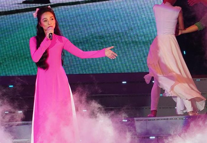 Hiền Thục tình tự với ‘Ngõ vắng xôn xao’ thể hiện tinh thần sức trẻ của một thế hệ yêu nước, tiến bộ và hội nhập. 