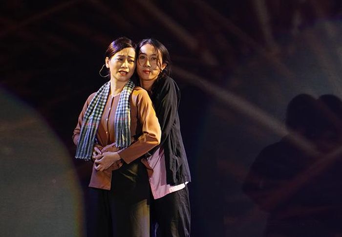 NSƯT Tuyết Thu trong hoạt cảnh khắc họa một thời khói lửa bom đạn với những anh hùng dân tộc xả thân vì nền độc lập nước nhà. 
