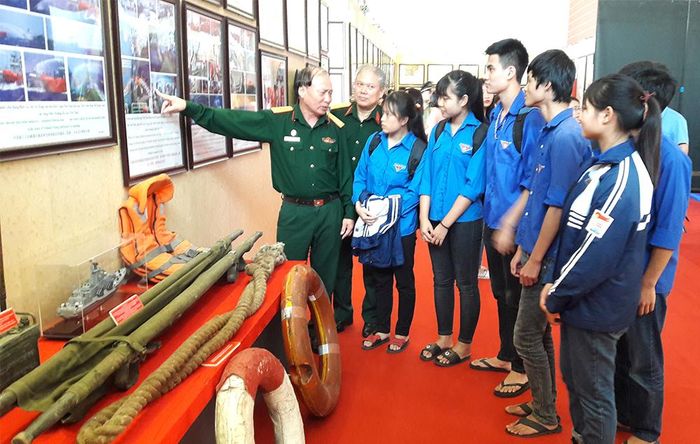 Ông Phạm Đức Thọ giáo dục truyền thống cho thế hệ trẻ tại Bảo tàng Hùng Vương tỉnh. 