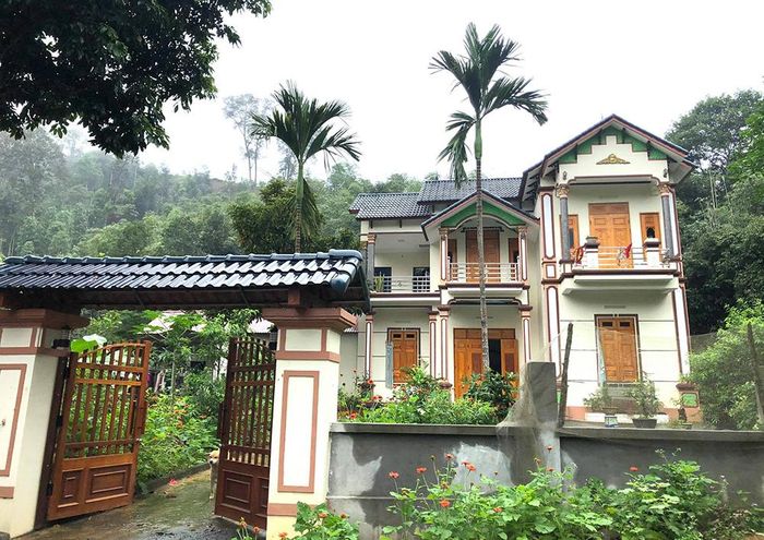 Nhiều ngôi nhà tầng, phong cách hiện đại minh chứng cho sự thay đổi của xóm Mới đã được xây dựng từ quyết tâm thoát nghèo của bản Dao xóm Mới