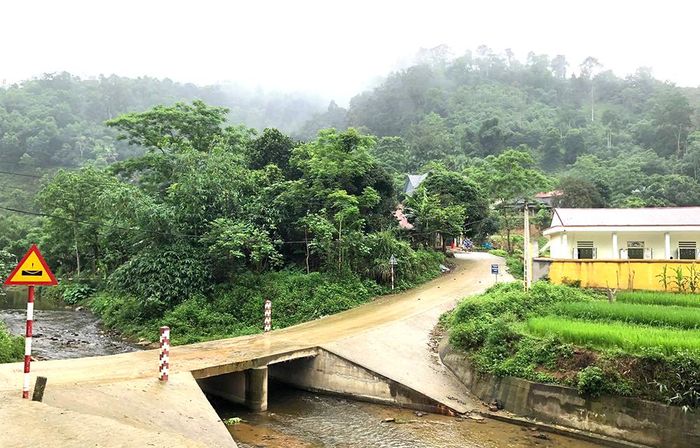 Đường bê tông nối từ UBND xã vào tận xóm