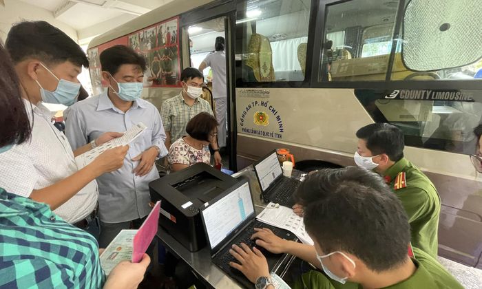 Xe cấp CCCD lưu động của Công an TPHCM phục vụ người dân