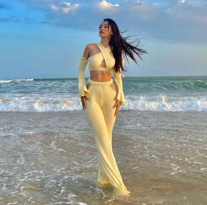 Who What Wear nhận định váy cắt xẻ đánh đấu sự trở lại ấn tượng khi được nhiều sao nữ lăng xê. Thiết kế được dự đoán tiếp tục trở thành mốt trong mùa hè năm nay. Ảnh: @chipupu.