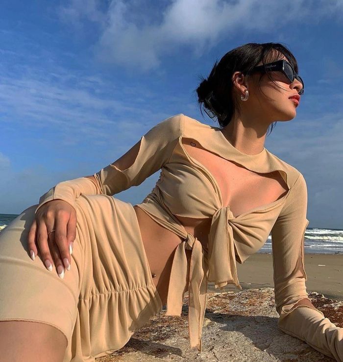 Trong khi đó, Phí Phương Anh chọn cho mình thiết kế độc đáo với chi tiết buộc nơ ở ngực và eo. Mẫu váy thêm sành điệu với chi tiết cắt xẻ được đan xen ở phần ngực, tay áo. Ảnh: @phi.phuonganh.