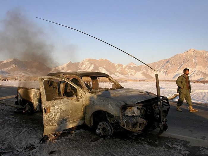 Trong ảnh (tư liệu): Hiện trường một vụ đánh bom xe tại tỉnh Logar, Afghanistan, ngày 12/1/2007. Ảnh: AFP/ TTXVN
