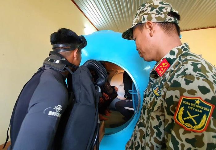  Rèn luyện sức chịu đựng áp lực độ sâu nước biển trong buồng tăng, giảm áp.
