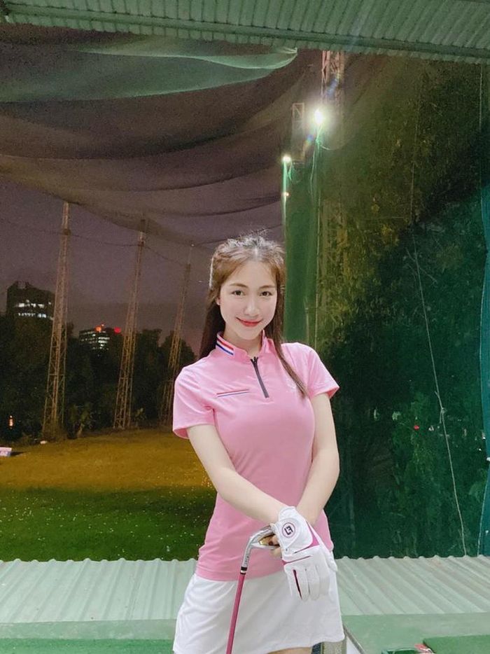 Hòa Minzy phối mẫu áo hồng cùng chân váy trắng vô cùng trẻ trung và năng động