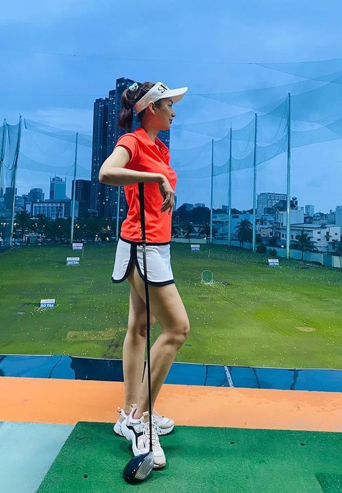 Là "fan cứng" của bộ môn này, Hoa hậu Ngọc Diễm khéo chọn áo tông màu nổi bật cùng quần short chuyên dụng.