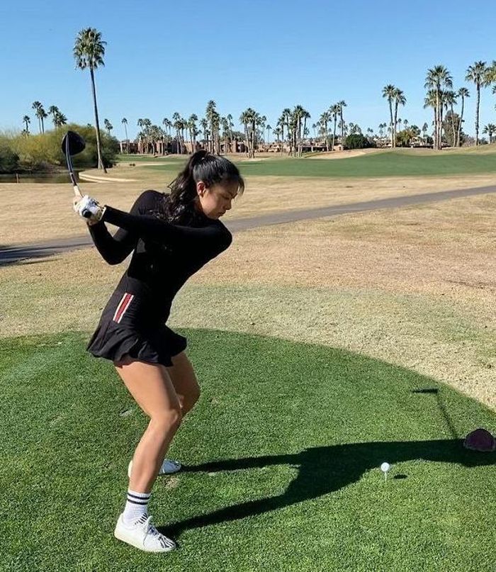 Bất kể như vậy, chơi golf vẫn là ưu tiên hàng đầu của Isabelle Shee và hiện giúp cô mỗi năm kiếm được hơn 1 triệu USD chủ yếu nhờ kinh doanh… từ chính các trang phục nổi loạn khi chơi golf theo phong cách của cô.