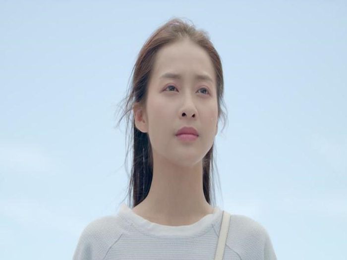 Không chỉ Phương Oanh bị chê diễn xuất, Khả Ngân cũng rơi vào trường hợp tương tự. Khi đóng “Hậu duệ mặt trời” bản Việt, Khả Ngân bị khán giả chê diễn đơ. Về điều này, Khả Ngân cho biết cô chưa từng xem bản gốc và chỉ muốn cố gắng biến hóa nhân vật của mình sao cho thuần Việt nhất có thể. Ảnh: Vietnamnet