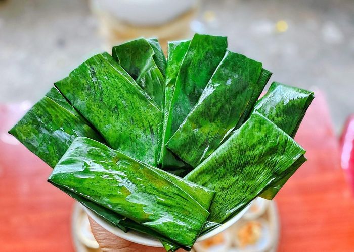 Khi đã chuẩn bị xong mọi loại nguyên liệu, người làm bánh sẽ múc bột dàn đều lên trên lá chuối, cho nhân vào giữa rồi gấp hai mép lá chuối lại, bẻ hai đầu rồi vuốt nhẹ để bột chảy đều trong khuôn lá để tạo hình cho đẹp.