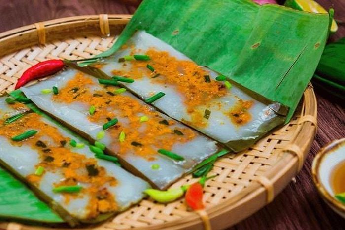 Khâu quyết định đến dáng hình và màu sắc của món đặc sản Huế này là khuấy bột. Bột được khuấy thật kỹ với tỷ lệ nước phù hợp sao cho dẻo, mịn màng, không bị lợn cợn, rồi cho tất cả vào nồi bắc lên bếp hạ nhỏ lửa. Vừa nấu vừa khuấy nhanh tay cho tới khi bột hơi sánh lại thì tắt bếp.