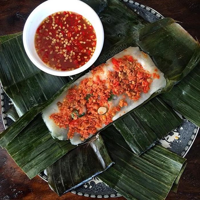  Bánh nậm xứ Huế được làm từ bột gạo, bột năng, tôm… nhưng cầu kỳ từ việc chọn nguyên liệu cho đến hấp bánh đều không giống các nơi khác.