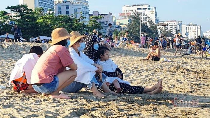 Ngồi trên bờ cũng không quên khẩu trang