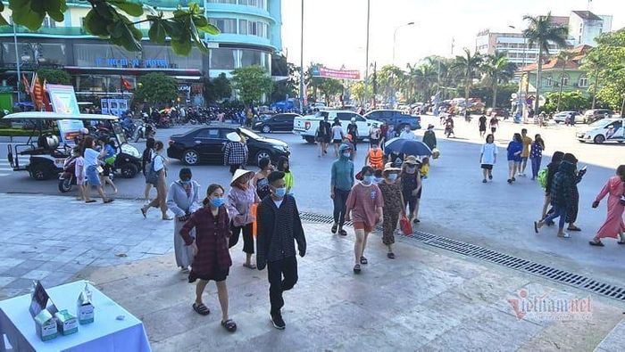 Nhiều du khách đã tự ý thức đeo khẩu trang