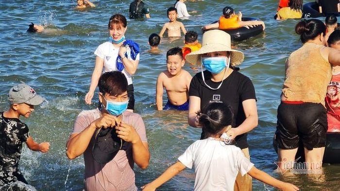  Thậm chí đeo khẩu trang khi tắm biển 