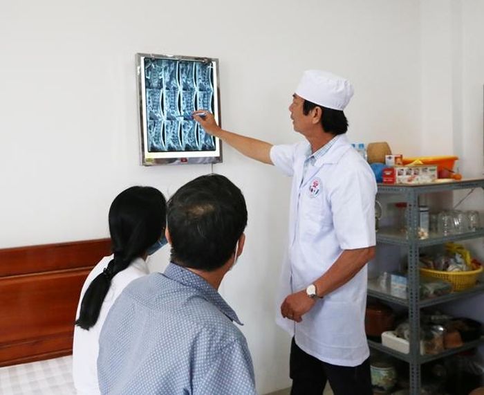 Lương y Lê Duy Năm đang tư vấn cho người bệnh. Ảnh: ND. 