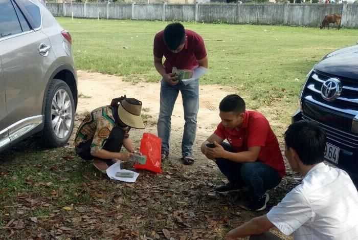 Đếm tiền giao dịch đất nền ngay tại xã Nam Thành (Yên Thành). Ảnh: Văn Trường