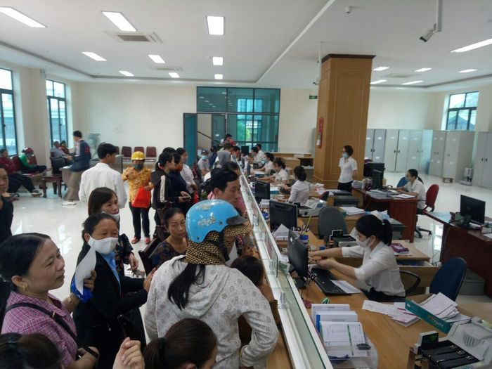 Người dân đổ về Ngân hàng Nông nghiệp huyện Yên Thành để rút tiền chủ yếu mua đất. Ảnh: Văn Trường
