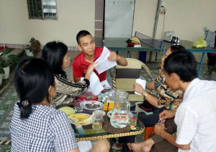 Giao dịch đất nền ở huyện Yên Thành sôi nổi mọi lúc, mọi nơi. Ảnh: Văn Trường.