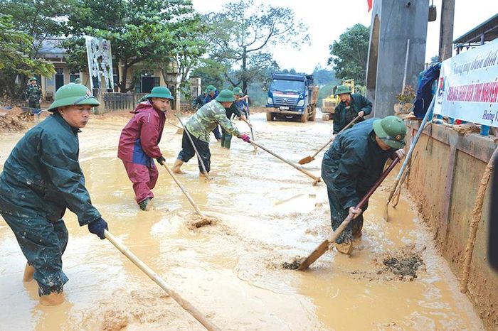 Giúp dân khắc phục hậu quả thiên tai -Ảnh: H.T
