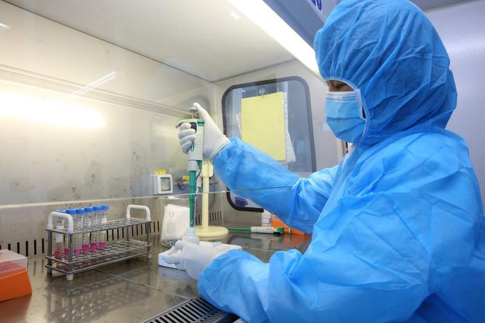 Cán bộ CDC Hà Tĩnh thực hiện xét nghiệm SARS-CoV-2