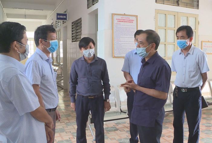 Bs Nguyễn Tuấn, Quyền Giám đốc Sở Y tế Hà Tĩnh đã đến kiểm tra khu cách ly, điều trị bệnh nhân COVID-19 tại BVĐK khu vực Cửa khẩu quốc tế Cầu Treo. Ảnh: Nhật Thắng