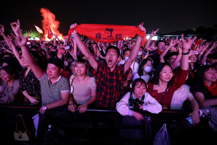  Strawberry Music Festival là sự kiện kéo dài trong hai ngày, với sự góp mặt của các ca sĩ, ban nhạc thành danh cũng như ít danh tiếng hơn của Trung Quốc, tổ chức trên ba sân khấu ở công viên Garden Expo tại Vũ Hán. Du khách tham dự Strawberry Music Festival đến từ khắp mọi nơi ở Trung Quốc. Ảnh: Reuters. 
