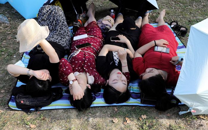  Tại Vũ Hán, nơi đại dịch Covid-19 bùng phát đầu tiên, người dân trải qua 76 ngày phong tỏa nghiêm ngặt từ 23/1/2020. Với thành công trong kiểm soát dịch bệnh trên cả nước, lo ngại về dịch bệnh đã được xoa dịu đáng kể ở Trung Quốc. Đó là lý do những sự kiện như Strawberry Music Festival được phép tổ chức trở lại. Ảnh: Reuters. 
