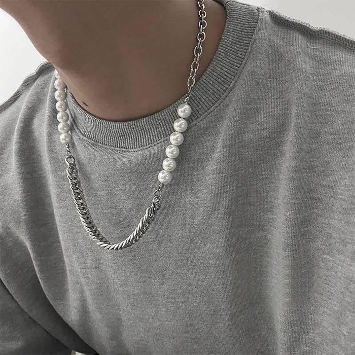 Một số dáng vòng khác dễ phối đồ cho nam giới như vòng cổ lồng thêm ngọc trai. Những mẫu có dáng mảnh, đính cùng ngọc trai có thể dùng để phối với thời trang đời thường hoặc những dịp đi sự kiện, tiệc. Bên cạnh đó, nó sẽ nổi bật khi được kết hợp cùng trang phục đơn giản, để lộ phần cổ, vai. Ảnh: line, supersaleth, carousell.