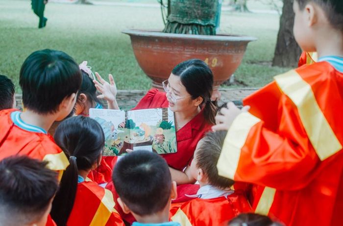 Hướng dẫn trẻ sử dụng sách Dạy con gieo mầm, cùng con hái quả. Ảnh: ZB. 