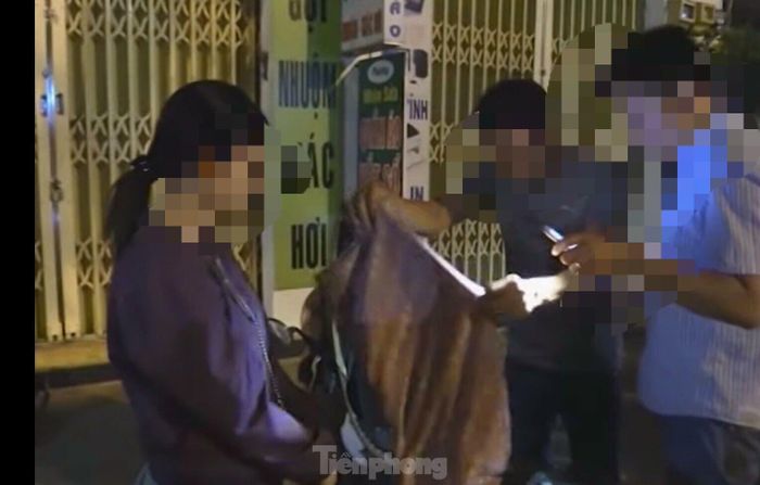  Thời gian qua, lực lượng chức năng TP Dĩ An xử lý nhiều trường hợp có dấu hiệu bán dâm bên đường. 