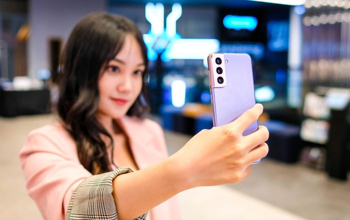 Model này dùng chip Exynos 2100, kết nối mạng 5G, RAM 8 GB và bộ nhớ trong 128 GB. Hệ thống camera sau của thiết bị gồm camera chính 12 MP, ống kính siêu rộng 12 MP và camera tele 64 MP. Trong khi đó, camera selfie của máy có độ phân giải 10 MP. Galaxy S21 đang được giảm còn 15 triệu đồng. Chương trình được áp dụng tại một số hệ thống bán lẻ lớn đến hết ngày 4/5.