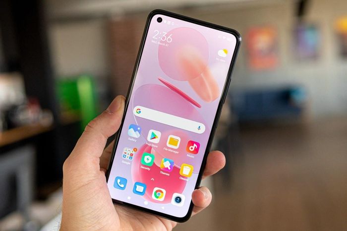 Xiaomi Mi 11 Lite có nhiều nhiều màu sắc trẻ trung như hồng, xanh dương và đen. Cấu hình của sản phẩm gồm chip Snapdragon 732G, RAM 8 GB, bộ nhớ trong 128 GB. Máy có viên pin dung lượng 4.250 mAh, sạc nhanh 33 W. Model này đang được bán với giá 7 triệu đồng. Ảnh: GSMArena.