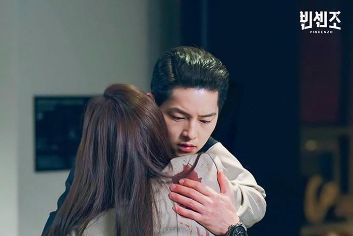 Hong Cha Young đỡ đạn thay Vincenzo