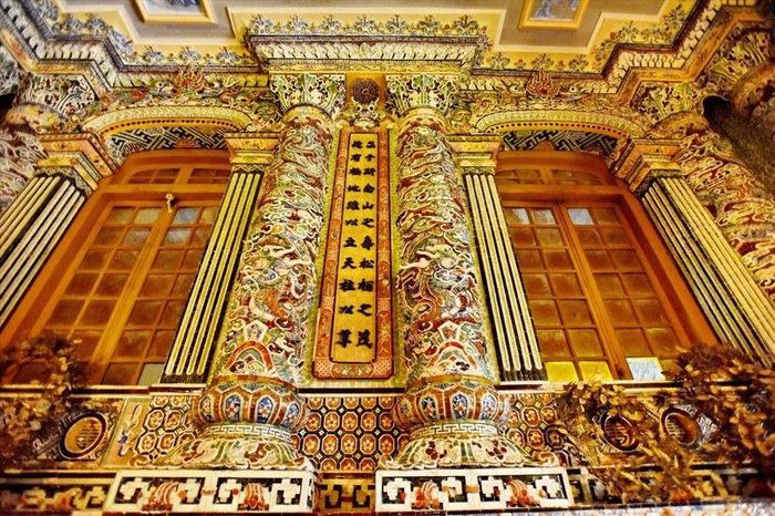 Lăng Khải Định thường được đặt ra ngoài dòng kiến trúc truyền thống thời Nguyễn bởi sự mới lạ, lạc lõng... Lăng là sự kết hợp của nhiều trường phái kiến trúc như Ấn Độ giáo, Phật giáo, Roman, Gothique... đã để lại dấu ấn trên những công trình cụ thể: Những trụ cổng hình tháp ảnh hưởng từ Ấn Độ, trụ biểu dạng stoupa của Phật giáo, nhà bia với những hàng cột bát giác và vòm cửa theo lối Roman biến thể...