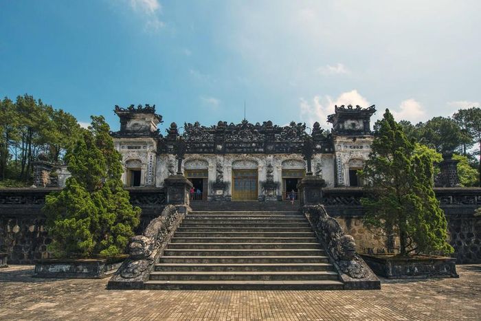 So với lăng của các vua tiền nhiệm, lăng Khải Định có diện tích khiêm tốn hơn nhiều, chỉ 117 m × 48,5 m nhưng công phu và tốn nhiều thời gian. Để xây lăng, Khải Định cho người sang Pháp mua sắt, thép, xi măng, ngói Ardoise... cho thuyền sang Trung Quốc, Nhật Bản mua đồ sứ, thủy tinh màu... để kiến thiết công trình trên ngọn đồi này. 