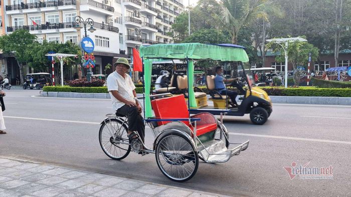 Nhiều người làm dịch vụ không đeo khẩu trang ở Sầm Sơn bị xử phạt