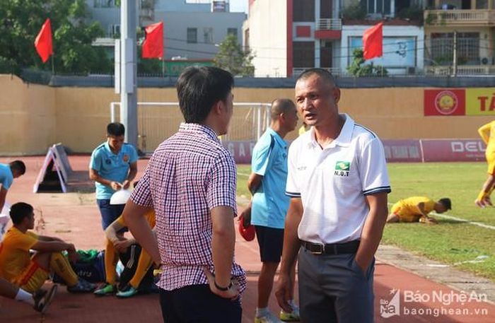 HLV Ngô Quang Trường (áo trắng) không còn dẫn dắt Sông Lam Nghệ An. Ảnh tư liệu: Trung Kiên