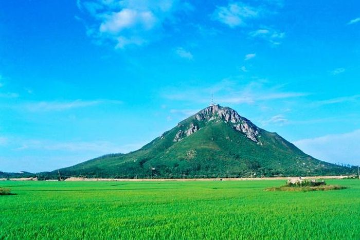 Dê núi Chóp Chài là món ngon nên thử khi tới Phú Yên. Xung quanh khu vực này, rất nhiều quán phục vụ món thịt dê. Các món nổi tiếng là dê nướng lá lốt, dê hấp cuốn lá mơ... Ảnh: Du lịch Phú Yên.