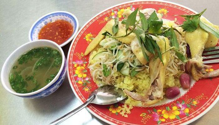 Cơ sở gốc của quán cơm gà Phú Yên Tuyết Nhung nằm ở đường Lê Thánh Tôn (Tuy Hòa). Họ mở bán từ sớm và đóng cửa khá muộn. Thịt gà ở đây khá chắc, da giòn, rất vừa miệng khi ăn cùng nước chấm chua cay. Ảnh: Foody.