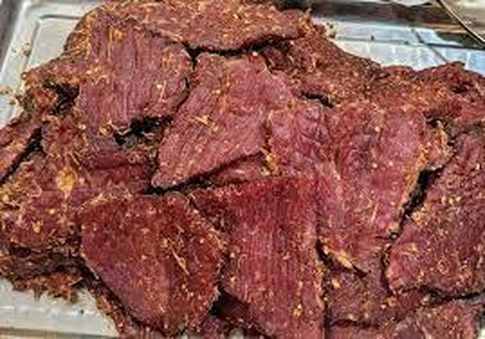 Muối kiến vàng được làm từ kén kiến, trứng kiến và con kiến trộn với hỗn hợp muối, sả, ớt... Đây là loại đồ chấm phổ biến nhất khi ăn bò một nắng. Ảnh: Ocop.