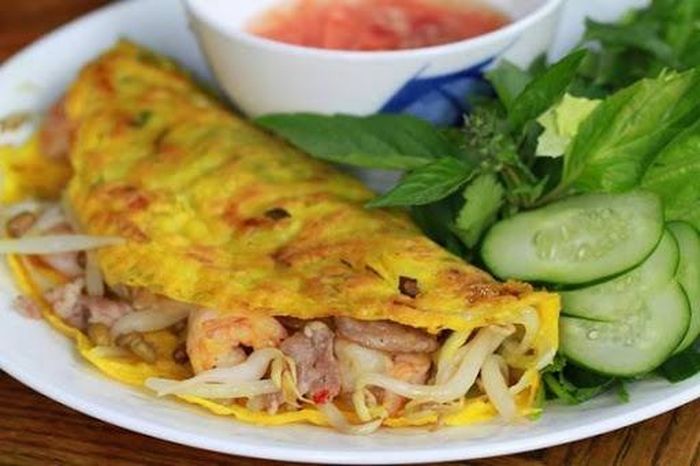 Thông thường, ở các hàng bánh xèo tại Phú Yên, bạn sẽ thấy 2 loại nước chấm chính là mắm đục và mắm ớt tỏi (mắm trong). Mắm đục gần giống như mắm nêm, có thêm ớt, tỏi. Ảnh: Đặc sản vina.