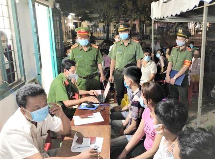 Công an thị xã Vĩnh Châu (Sóc Trăng), cấp CCCD cho người dân xuyên suốt những ngày nghỉ lễ. 