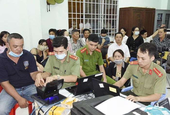 Công an các địa phương vùng ĐBSCL cấp CCCD cho người dân trong những ngày nghỉ lễ. 