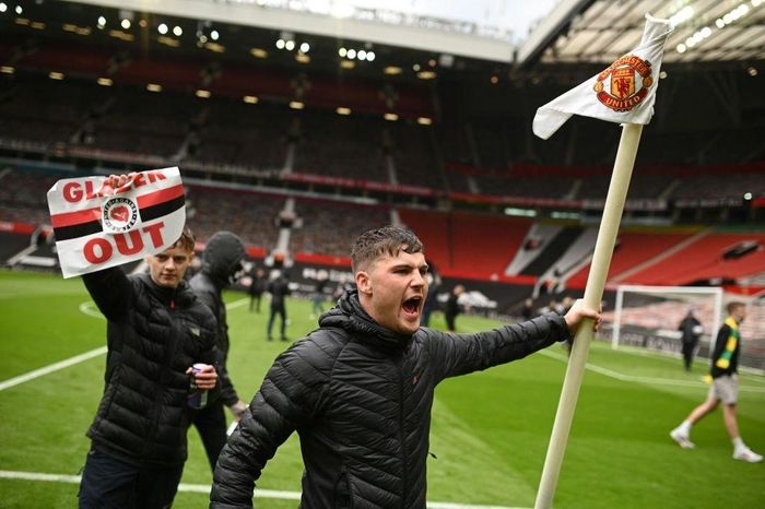 Mặt sân Old Trafford bị ảnh hưởng nặng hơn dự kiến. Các nhân viên không kịp thu dọn mớ hỗn độn ở các khu vực quanh sân. Sau cuộc hội ý của cảnh sát, ban tổ chức Premier League, ban quản lý sân và 2 đội, quyết định cuối cùng là hoãn trận đấu.