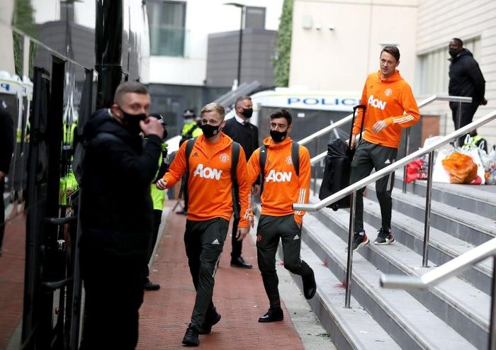Theo Sky Sports, Bruno Fernandes là một trong những cầu thủ muốn nói chuyện cùng nhóm CĐV quá khích tụ tập trước khách sạn Lowry. Dù vậy, ban huấn luyện MU đã ngăn cản để tránh sự cố đáng tiếc.