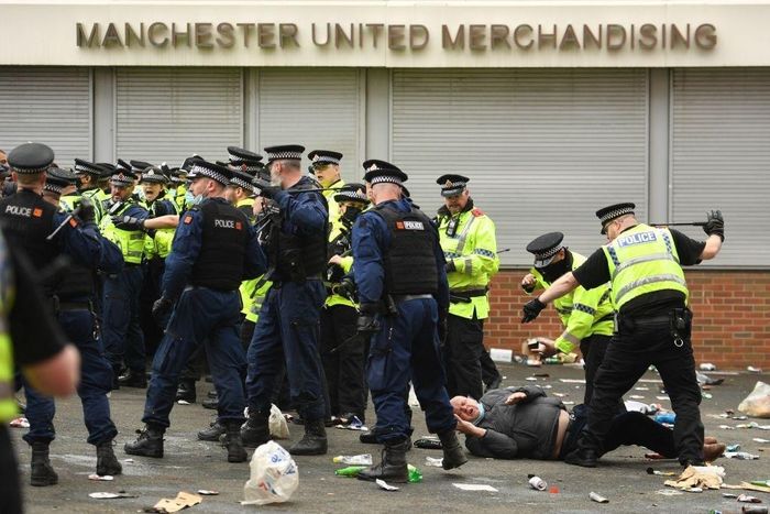 Bên ngoài sân Old Trafford, hàng nghìn CĐV tiếp tục nổi loạn. Cảnh sát thành phố Manchester được huy động để giải quyết tình hình. Sau hơn một tiếng, cảnh sát di tản phần lớn CĐV ra xa khu vực quanh sân Old Trafford.