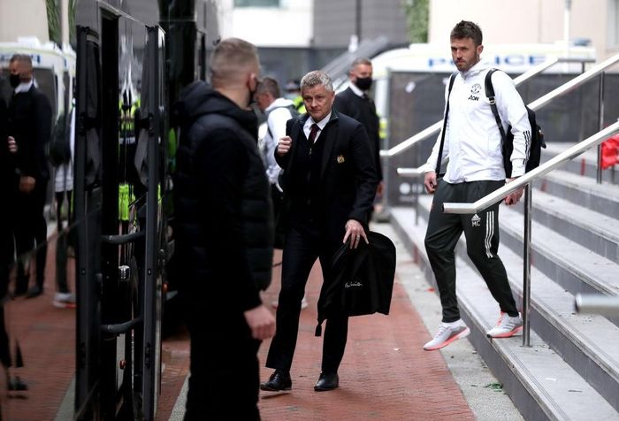 HLV Solskjaer, trợ lý Michael Carrick và các cầu thủ MU lên xe di chuyển về trung tâm Carrington (đại bản doanh của MU). Việc trận đấu bị tạm hoãn vì CĐV biểu tình là sự cố ngoài tính toán của MU và Premier League.